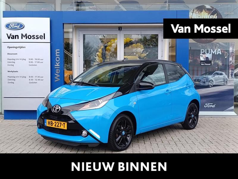 Blauw Gebruikt 2015 Toyota Aygo X-cite Hatchback | € 8.440 (Eerlijke prijs) - Afbeelding 1/4