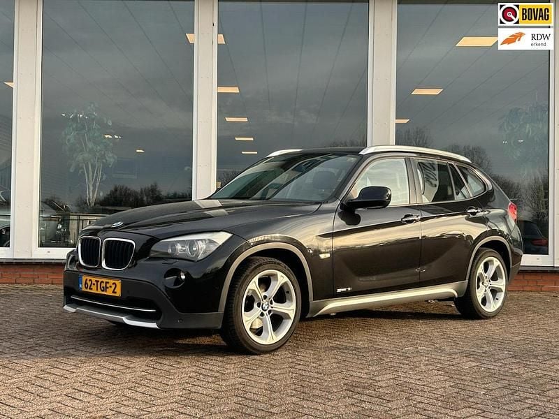 Zwart (metallic) Occasion 2011 BMW X1 Executive SUV | € 10.950 (Goede deal) - Afbeelding 1/4