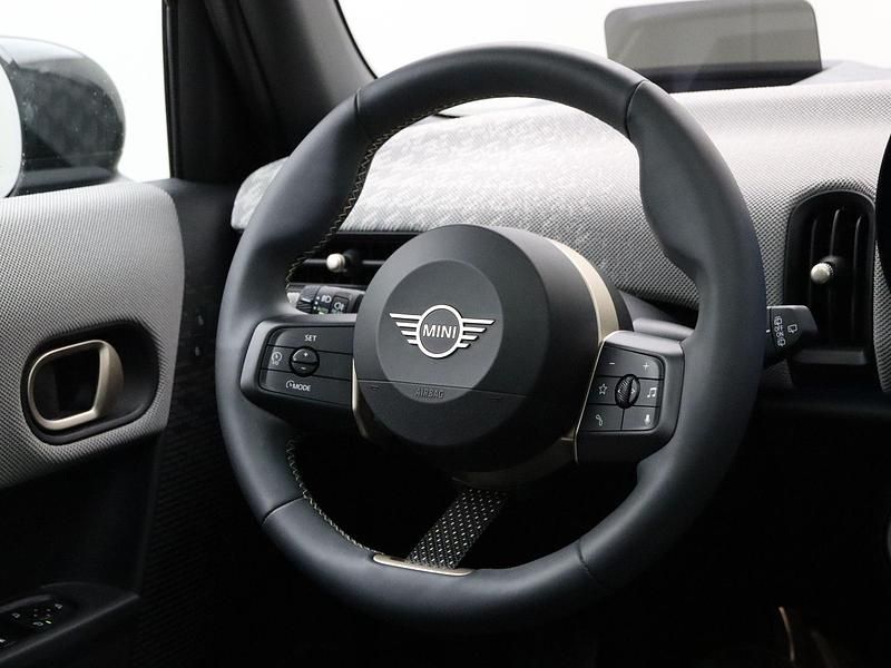 Occasion Mini Cooper S Favoured 204 PK (150 kW) 2024 Midnight black ii (donker zwart metallic) Hatchback