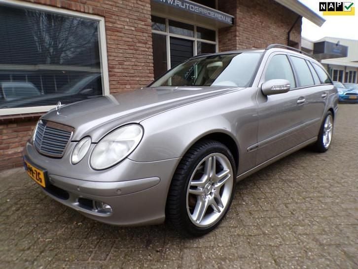 Grijs, metallic lak Occasion 2004 Mercedes E200 Classic Stationwagen | € 5.950 - Afbeelding 1/4