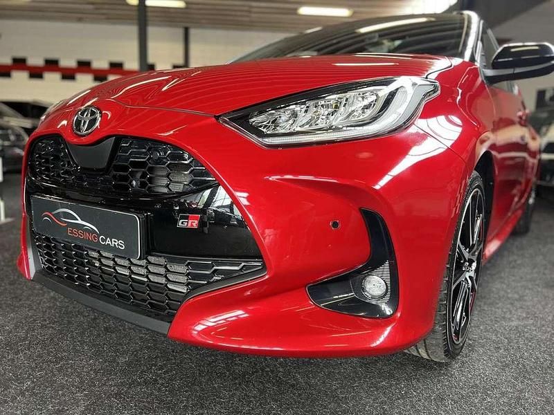 Rood Gebruikt 2023 Toyota Yaris Hybrid Sport Hatchback | € 25.475 (Eerlijke prijs) - Afbeelding 1/4