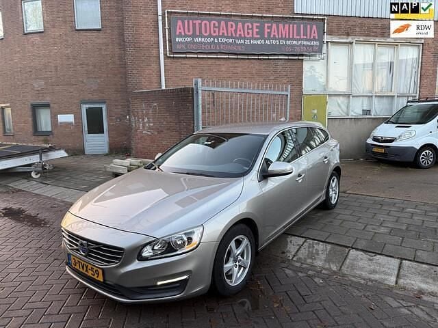Grijs (metallic) Gebruikt 2014 Volvo V60 Momentum Stationwagen | € 6.950 (Super prijs) - Afbeelding 1/4