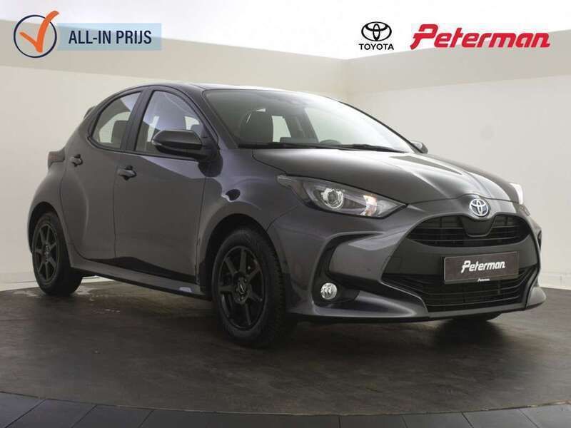 Grijs, metallic lak Gebruikt 2023 Toyota Yaris Hybrid Active Hatchback | € 21.499 (Eerlijke prijs) - Afbeelding 1/4