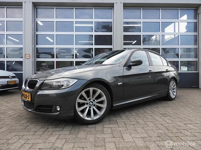 Groen Gebruikt 2010 BMW 320 Sedan | € 7.950 (Iets duurder) - Afbeelding 1/4