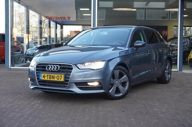 Grijs (metallic) Occasion 2014 Audi A3 Sportback Ambition Hatchback | € 10.950 (Goede deal) - Afbeelding 1/4