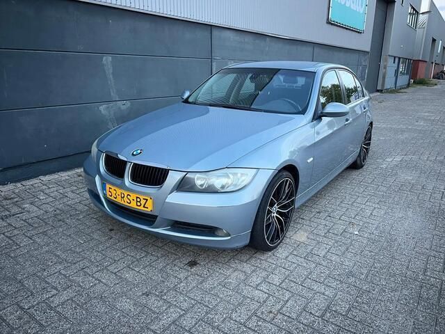 Grijs Occasion 2005 BMW 320 Sedan | € 2.495 (Eerlijke prijs) - Afbeelding 1/4