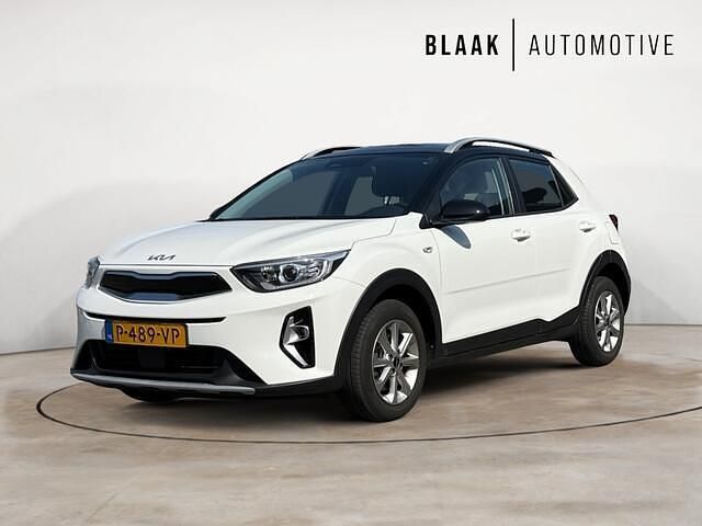 Wit, metallic lak Occasion 2022 Kia Stonic SUV | € 17.495 (Goede deal) - Afbeelding 1/4