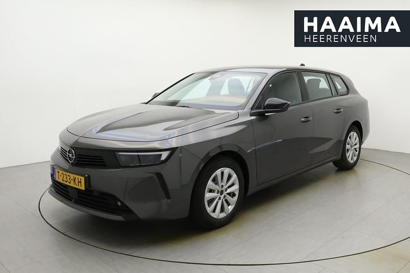 Grijs, metallic lak Occasion 2023 Opel Astra Edition Stationwagen | € 23.945 (Duur) - Afbeelding 1/4