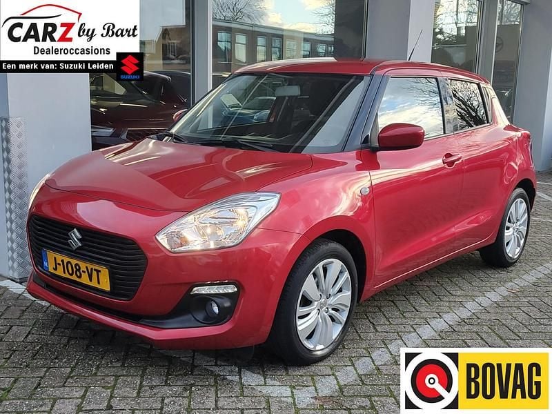 Rood Gebruikt 2020 Suzuki Swift Hatchback | € 14.445 (Goede deal) - Afbeelding 1/4