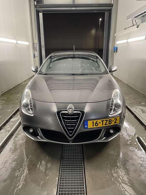 Occasion Alfa Romeo Giulietta Distinctive 170 PK (125 kW) 2012 Grijs Hatchback