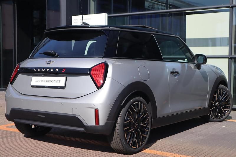 Occasion Mini Cooper S Favoured 204 PK (150 kW) 2025 Grijs Hatchback
