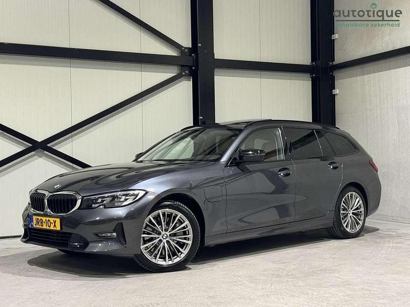 Grijs (metallic) Gebruikt 2020 BMW 330e Shadowline Stationwagen | € 26.940 (Super prijs) - Afbeelding 1/4