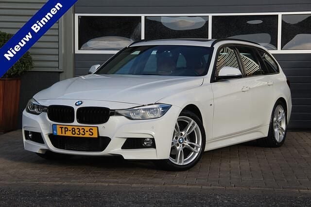 Wit Gebruikt 2018 BMW 318 M Sport Stationwagen | € 21.450 (Iets duurder) - Afbeelding 1/4