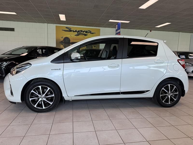 Occasion Toyota Yaris Hybrid Design 101 PK (74 kW) 2018 Wit (parellak) Hatchback