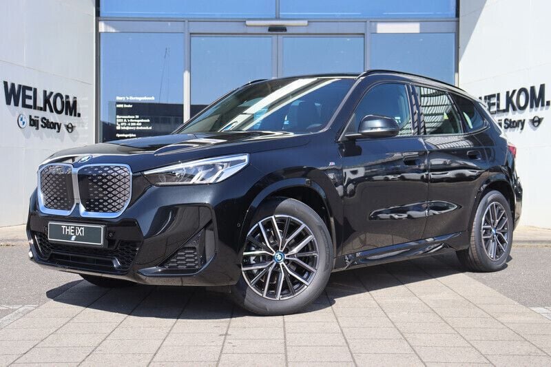 Zwart Nieuw 2025 BMW iX1 M Sport SUV | € 54.995 (Super prijs) - Afbeelding 1/4