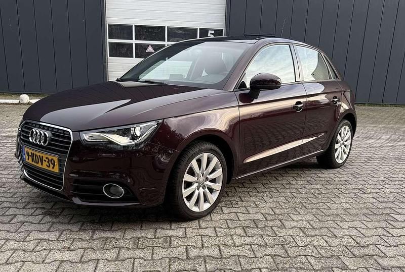 Rood Occasion 2013 Audi A1 Hatchback | € 13.499 (Eerlijke prijs) - Afbeelding 1/4