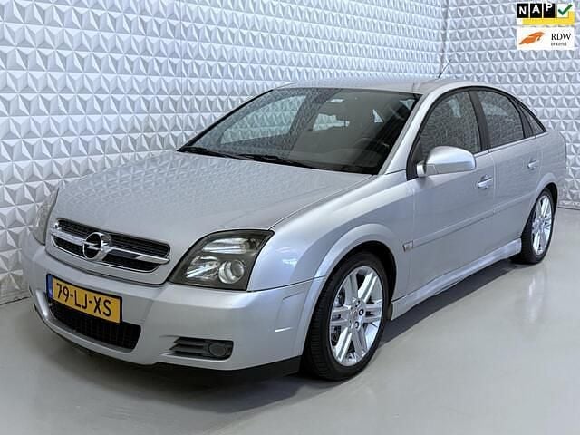 Grijs (metallic) Gebruikt 2003 Opel Vectra GTS Elegance Hatchback | € 1.499 (Eerlijke prijs) - Afbeelding 1/4
