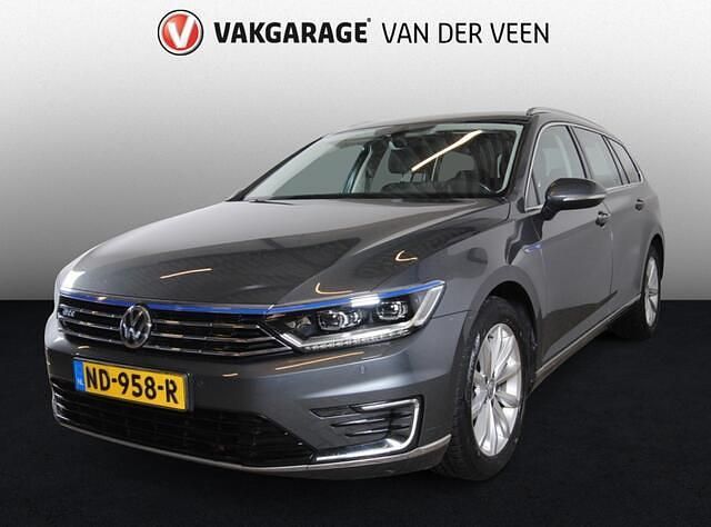 Grijs Occasion 2016 VW Passat GTE Stationwagen | € 18.945 (Eerlijke prijs) - Afbeelding 1/4