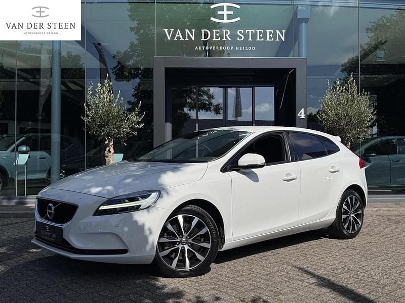 Wit Gebruikt 2020 Volvo V40 Momentum Stationwagen | € 23.295 (Eerlijke prijs) - Afbeelding 1/4