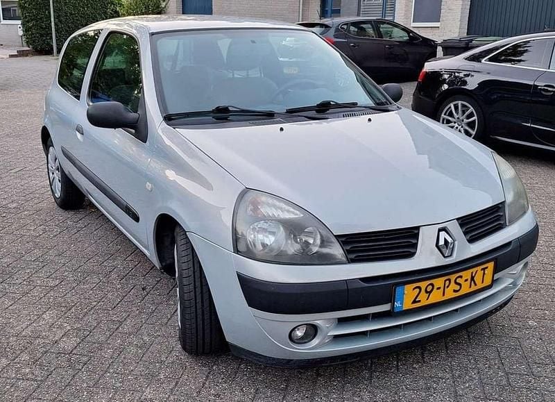 Zilver Gebruikt 2004 Renault Clio II Hatchback | € 950 (Eerlijke prijs) - Afbeelding 1/4