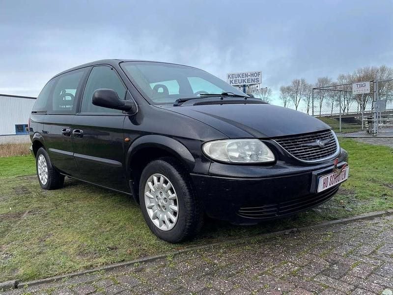 Zwart Gebruikt 2004 Chrysler Voyager MPV | € 2.299 (Iets duurder) - Afbeelding 1/4