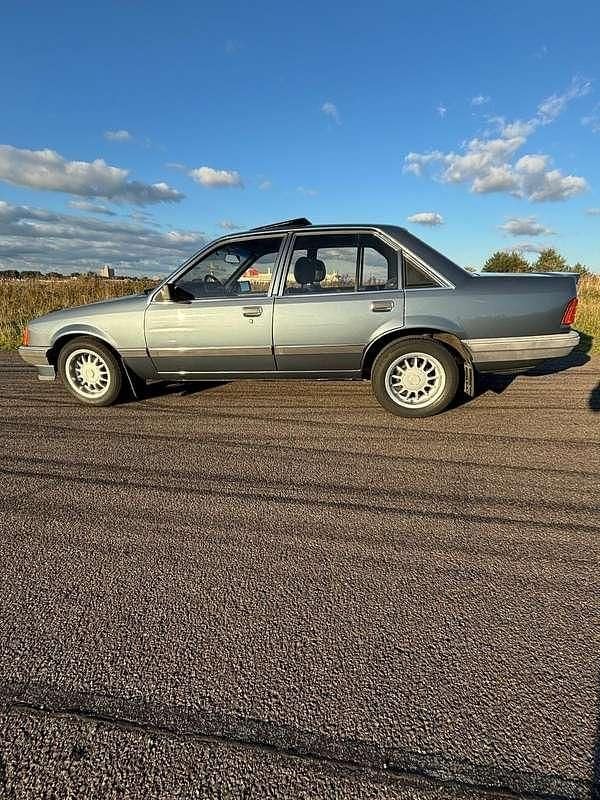 Grijs Gebruikt 1985 Opel Rekord S Sedan | € 9.000 - Afbeelding 1/4