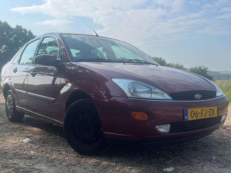 Rood Occasion 2000 Ford Focus Ghia Sedan | € 999 (Goede deal) - Afbeelding 1/4
