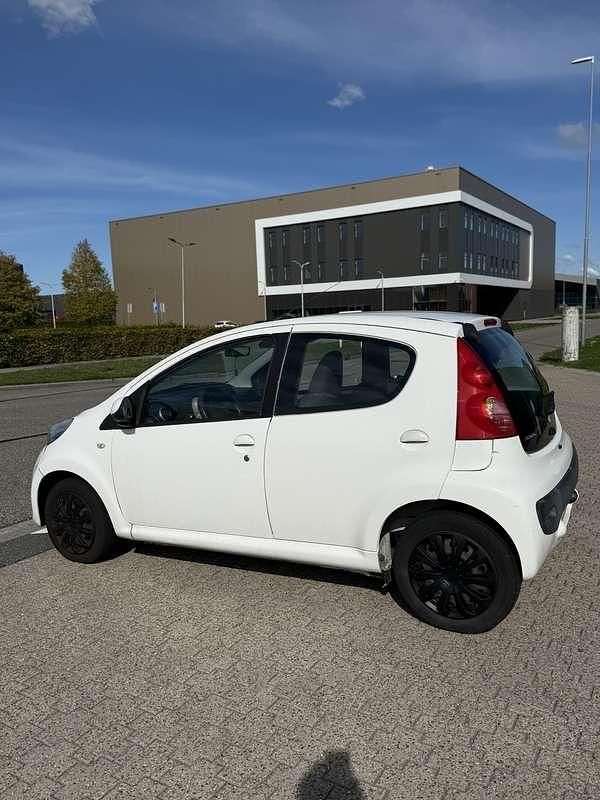 Wit Gebruikt 2009 Peugeot 107 Hatchback | € 1.795 (Goede deal) - Afbeelding 1/4