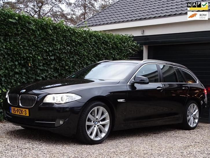 Zwart Gebruikt 2011 BMW 528 Executive Stationwagen | € 16.750 (Eerlijke prijs) - Afbeelding 1/4