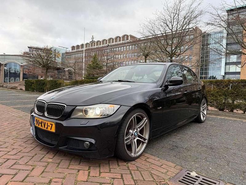 Zwart Gebruikt 2010 BMW 318 Sport Line Sedan | € 5.500 (Eerlijke prijs) - Afbeelding 1/4