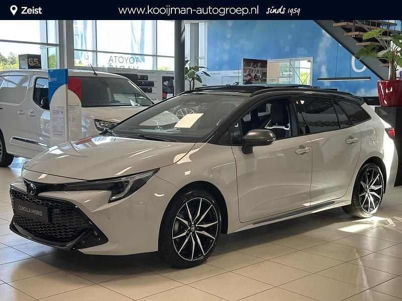 Grijs Nieuw 2025 Toyota Corolla Hybrid Sport Stationwagen | € 44.995 - Afbeelding 1/4