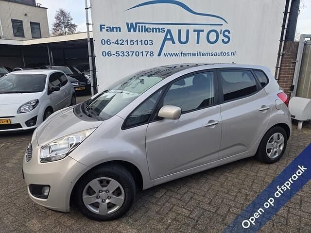 Bruin (metallic) Occasion 2011 Kia Venga Hatchback | € 5.445 (Eerlijke prijs) - Afbeelding 1/4