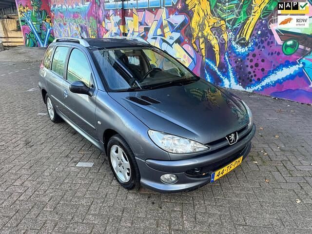 Grijs Gebruikt 2006 Peugeot 206 Stationwagen | € 795 (Goede deal) - Afbeelding 1/4
