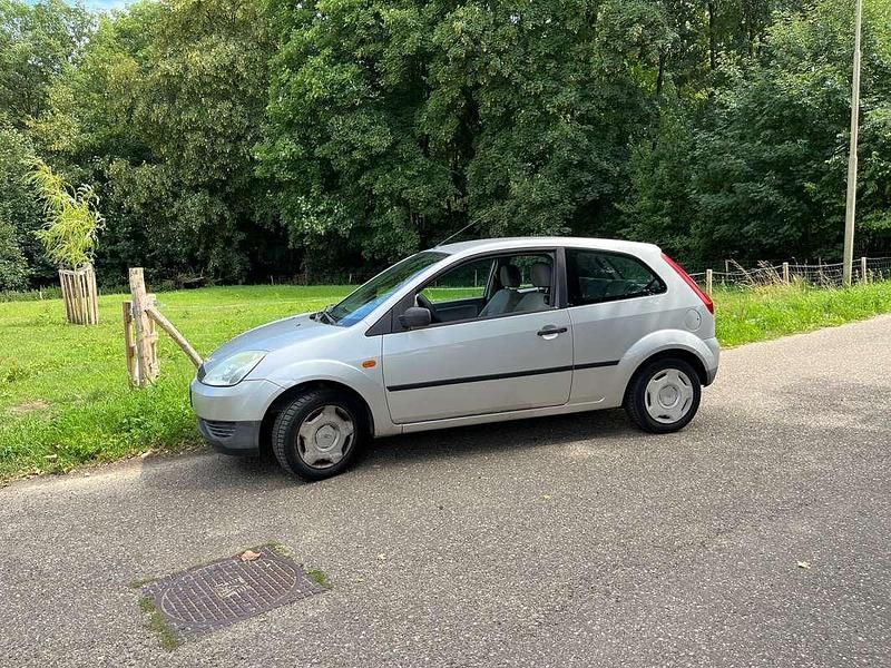 Zilver Gebruikt 2003 Ford Fiesta Celebration Hatchback | € 750 (Goede deal) - Afbeelding 1/4