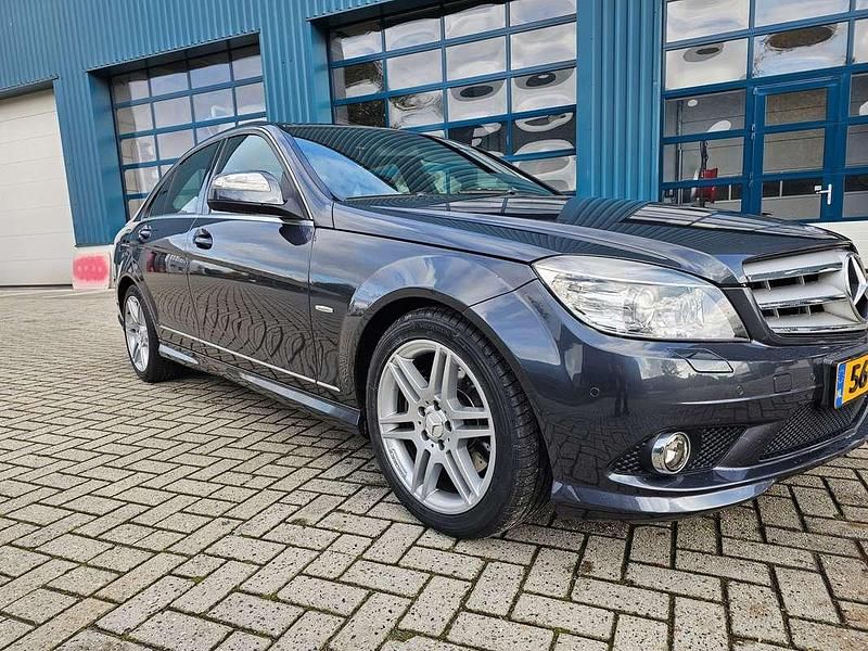 Grijs Gebruikt 2008 Mercedes C350 Avantgarde Sedan | € 14.950 (Eerlijke prijs) - Afbeelding 1/4