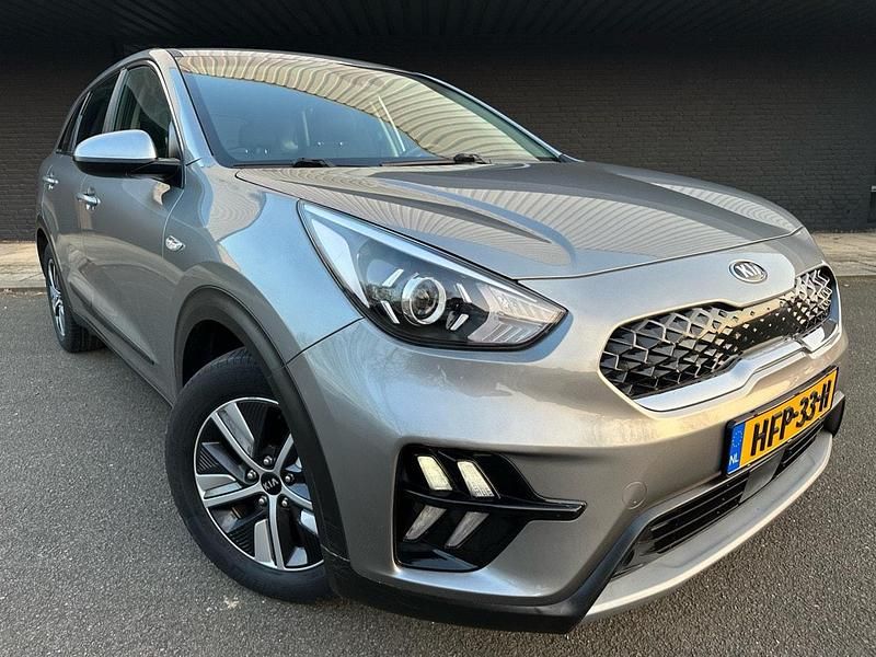 Grijs, metallic lak Gebruikt 2021 Kia Niro Comfort SUV | € 20.995 (Eerlijke prijs) - Afbeelding 1/4