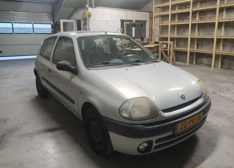 Grijs Gebruikt 1999 Renault Clio II Hatchback | € 500 (Goede deal) - Afbeelding 1/4