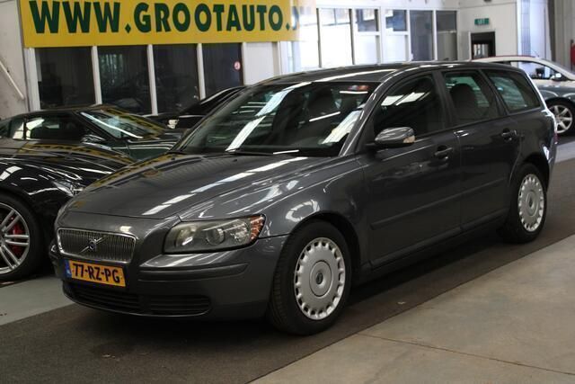 Grijs, metallic lak Gebruikt 2005 Volvo V50 Stationwagen | € 998 (Super prijs) - Afbeelding 1/4