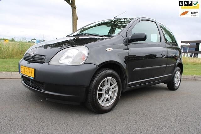 Zwart Gebruikt 2003 Toyota Yaris Hatchback | € 1.275 (Eerlijke prijs) - Afbeelding 1/4