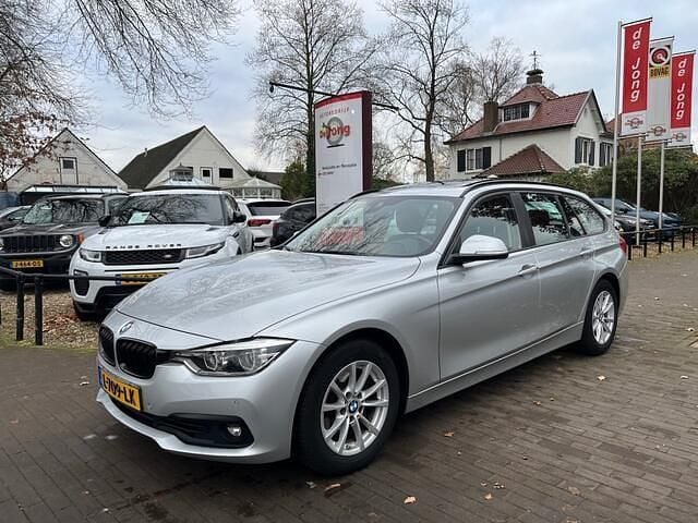 Grijs Gebruikt 2018 BMW 318 Executive Stationwagen | € 13.950 (Goede deal) - Afbeelding 1/4