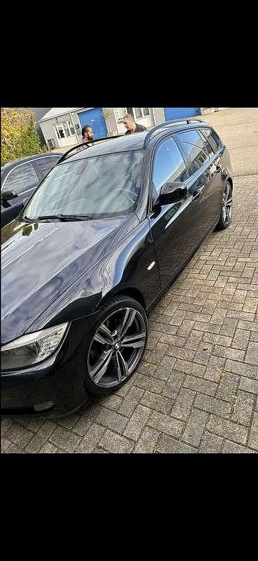 Zwart Occasion 2009 BMW 318 Stationwagen | € 5.500 (Iets duurder) - Afbeelding 1/4