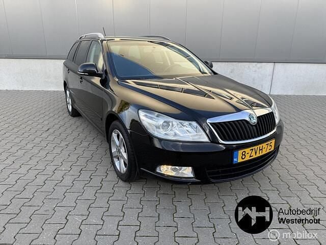 Zwart Gebruikt 2011 Skoda Octavia Ambition Stationwagen | € 3.295 (Super prijs) - Afbeelding 1/4