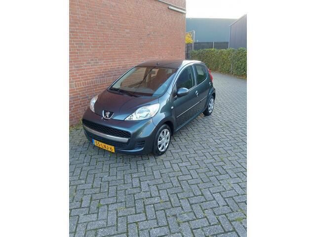 Grijs, metallic lak Gebruikt 2010 Peugeot 107 Hatchback | € 3.499 (Eerlijke prijs) - Afbeelding 1/4