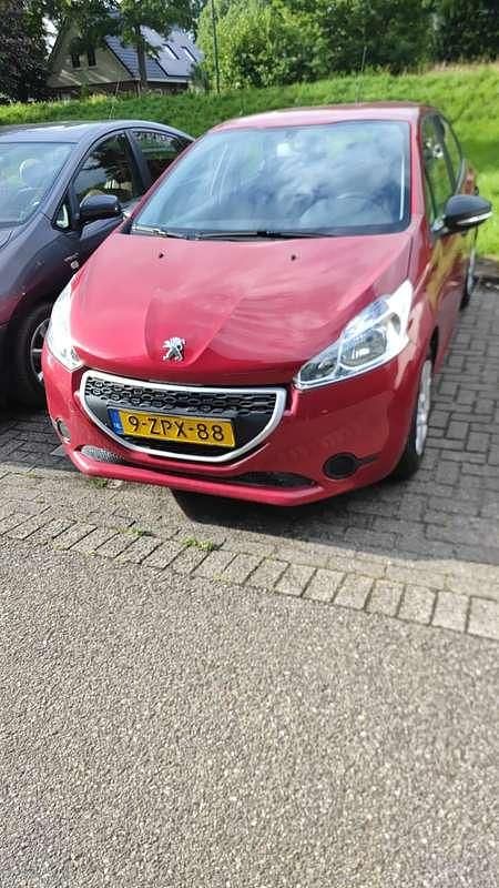 Rood Gebruikt 2015 Peugeot 208 Access Hatchback | € 4.000 (Super prijs) - Afbeelding 1/4