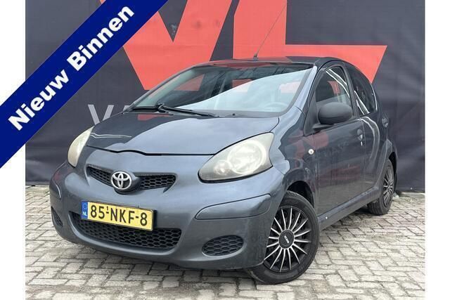 Grijs, metallic lak Gebruikt 2010 Toyota Aygo Hatchback | € 2.948 (Eerlijke prijs) - Afbeelding 1/4