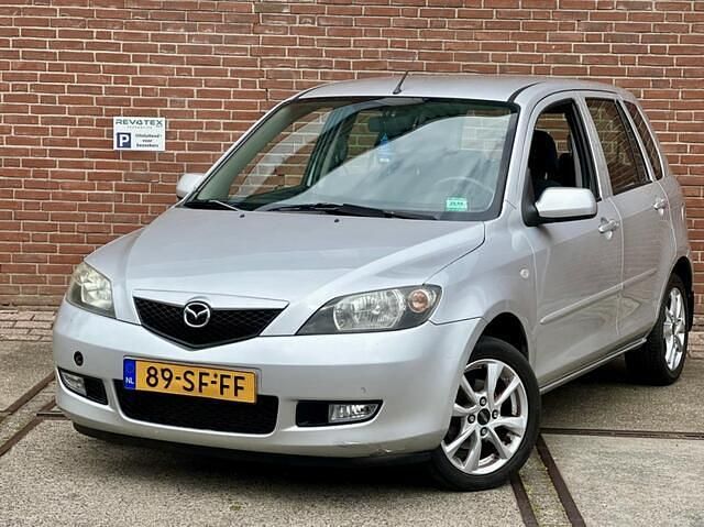 Grijs Occasion 2005 Mazda 2 Sportive MPV | € 2.450 (Eerlijke prijs) - Afbeelding 1/4