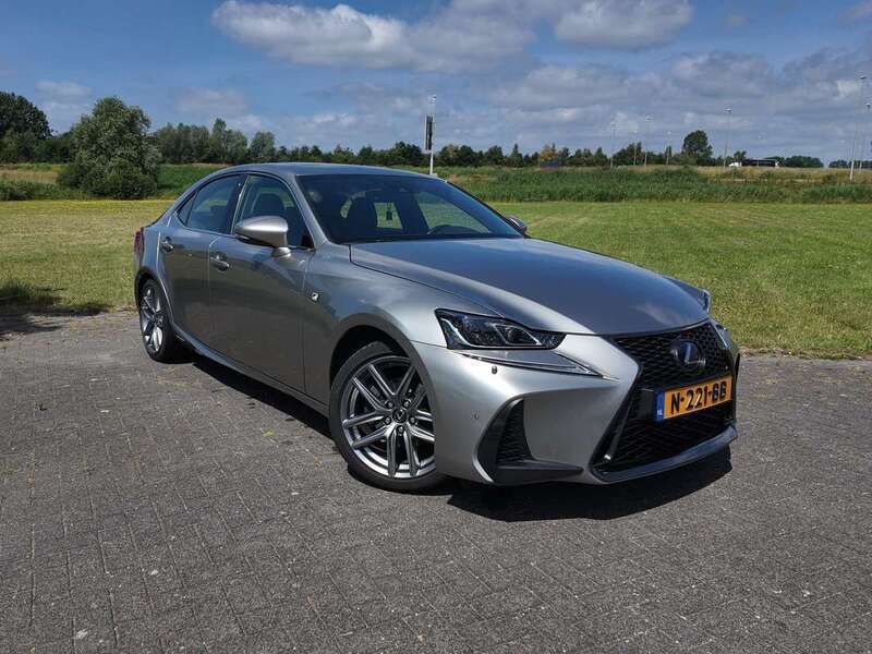 Grijs Gebruikt 2017 Lexus IS300h Sport Line Sedan | € 24.950 (Eerlijke prijs) - Afbeelding 1/4