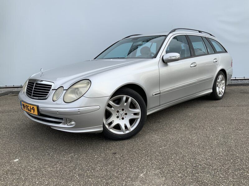 Grijs, metallic lak Gebruikt 2004 Mercedes E500 Elegance Stationwagen | € 7.950 (Eerlijke prijs) - Afbeelding 1/4