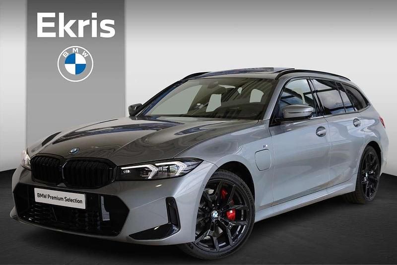 Grijs Gebruikt 2025 BMW 330e M Sport Stationwagen | € 73.658 - Afbeelding 1/4