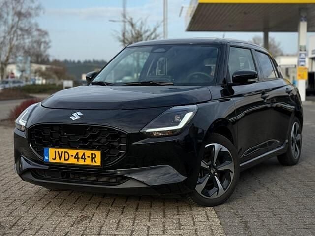 Zwart Occasion 2025 Suzuki Swift Style Hatchback | € 20.950 (Eerlijke prijs) - Afbeelding 1/4